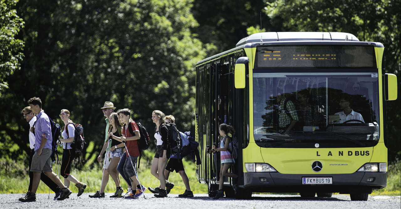 Landbus im Montafon mit aussteigenden Fahrgästen