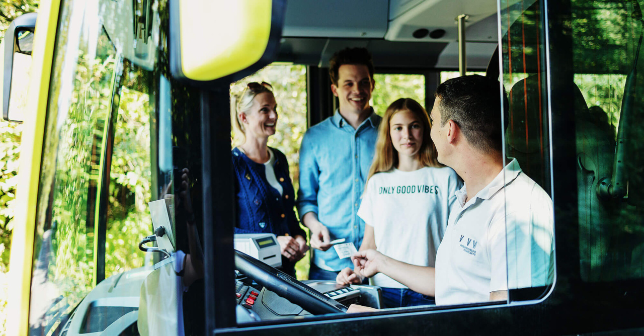 Busfahrer im Gespräch mit Fahrgästen