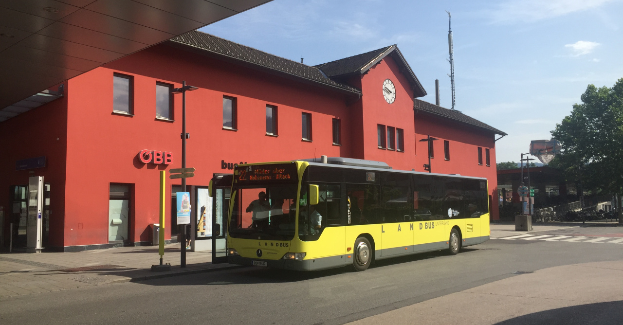 Landbus vor dem Bahnhof in Dornbirn