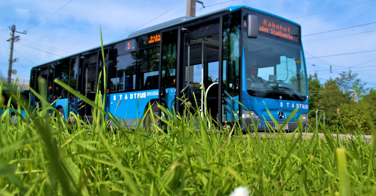 Stadtbus Bregenz an einem Parkplatz