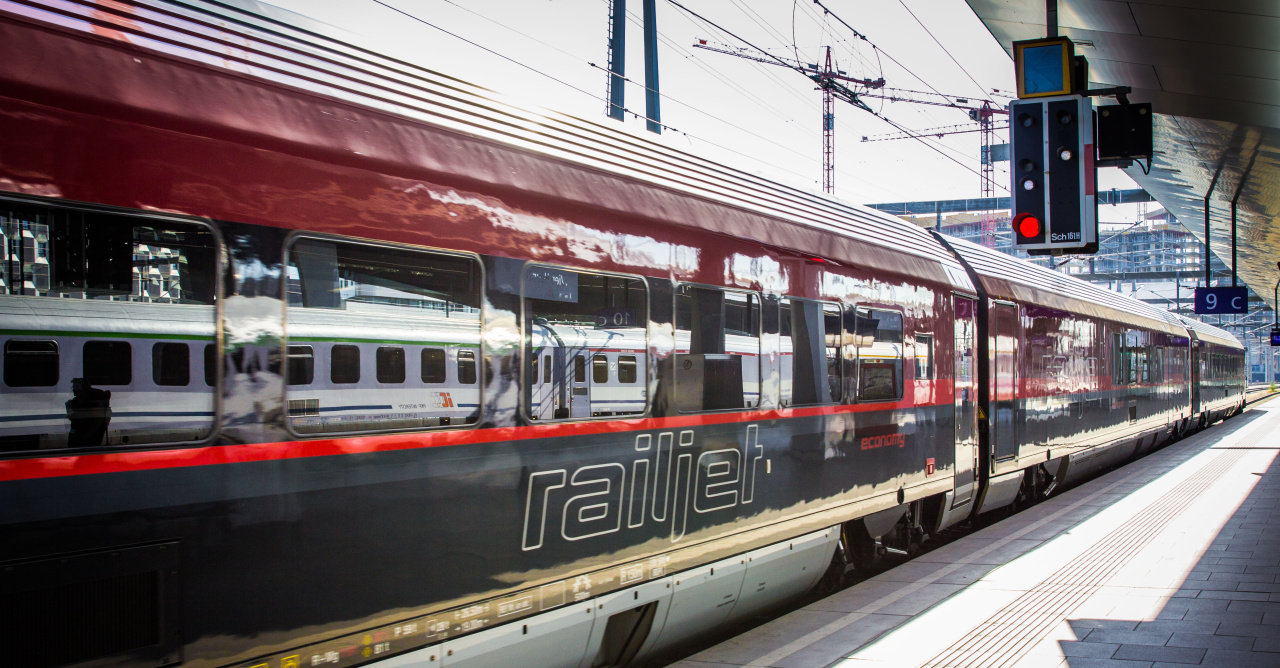 Zug hält am Bahnsteig