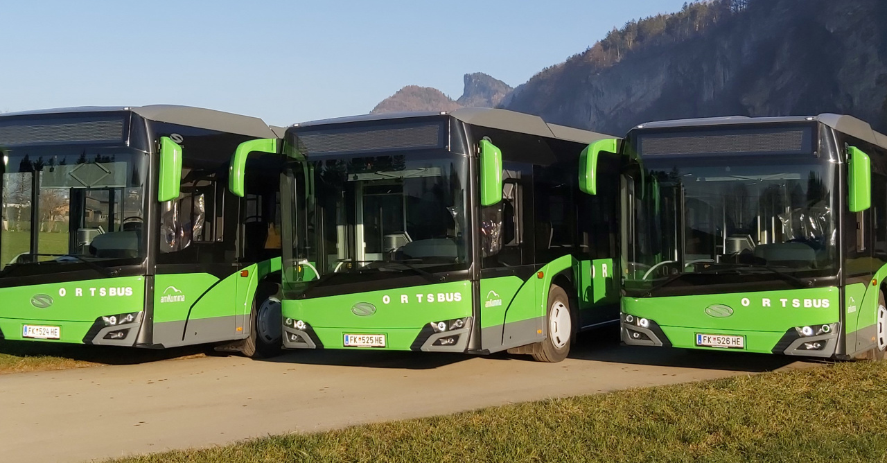 3 Busse vom Ortsbus am Kumma auf einem Parkplatz