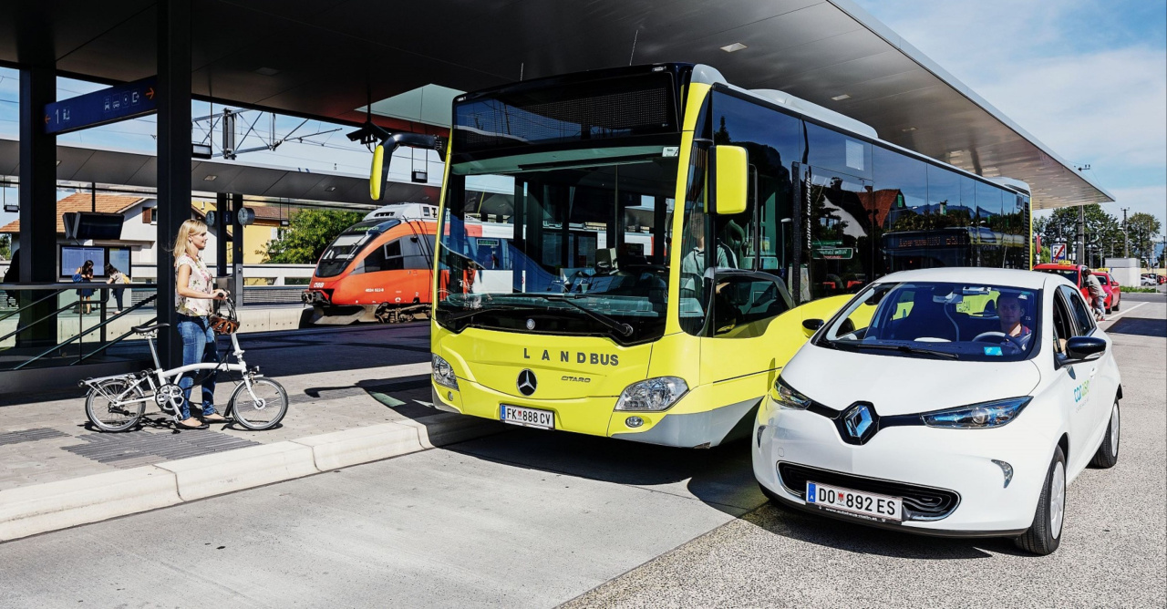 Zug, Bus und carsharing Auto am Bahnhof