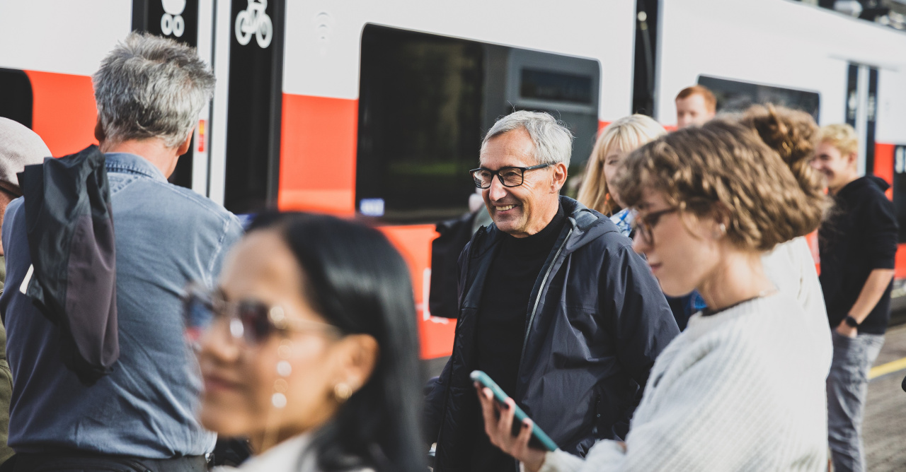 Fahrgäste am Bahnsteig