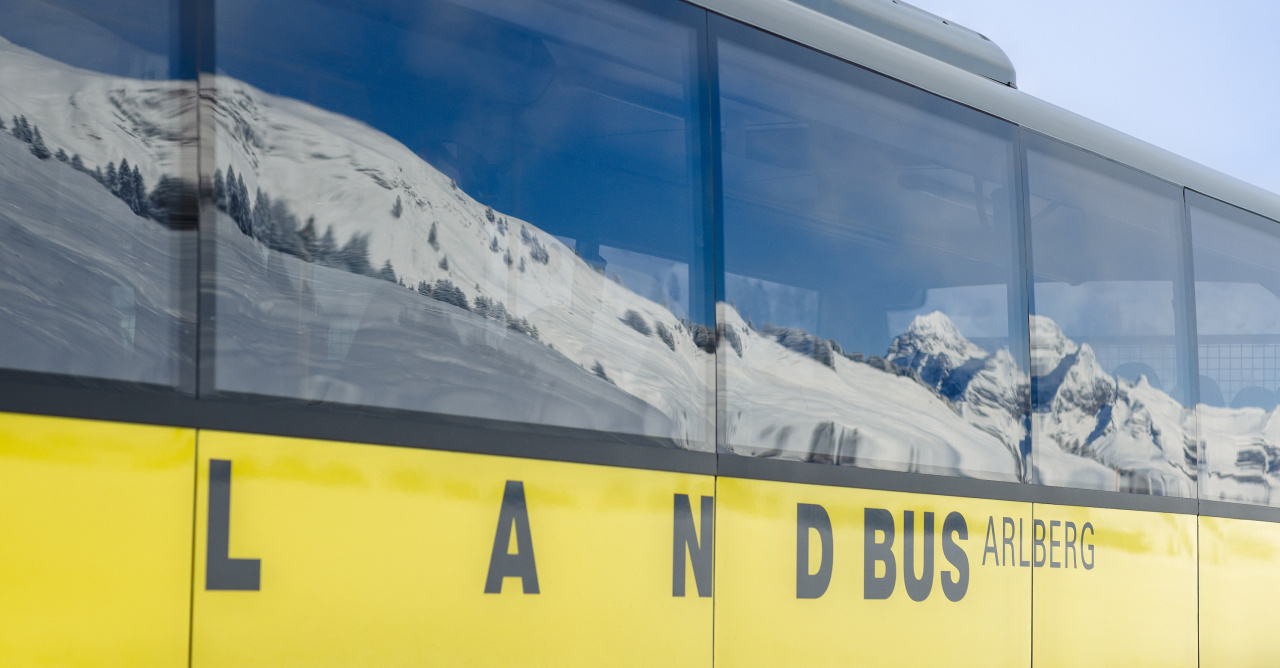 Schneelandschaft spiegelt sich in Busfenstern