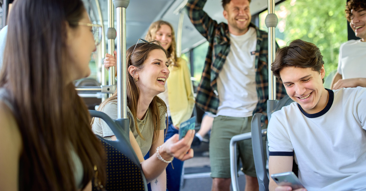 Jugendliche fahren im Bus mit dem Klimaticket 18 plus