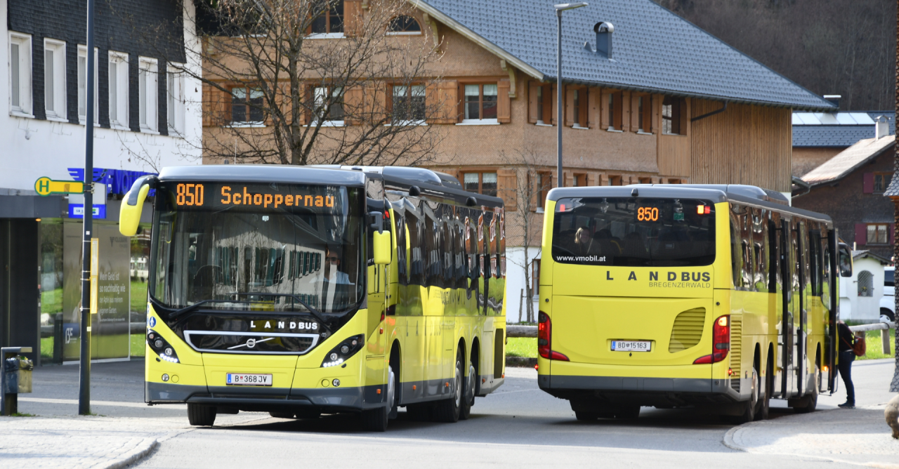 zwei Busse in Mellau Zentrum