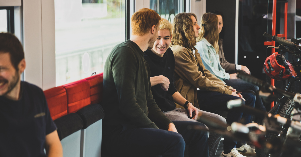 Fahrgäste unterhalten sich in einem Zug