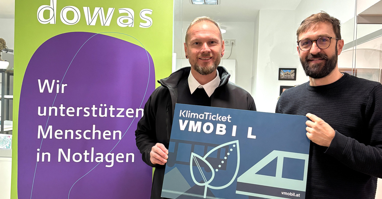 Mobilbegleiter Christoph Plangger übergibt symbolisch ein Klimaticket VMOBIL an dowas Geschäftsführer Ferdinand Koller