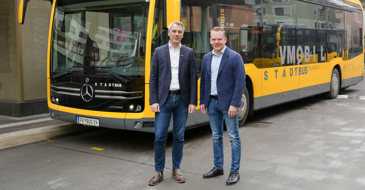 Vor einem Stadtbus Feldkirch: VVV Geschäftsführer Christian Hillbrand und Landesstatthalter Christof Bitschi