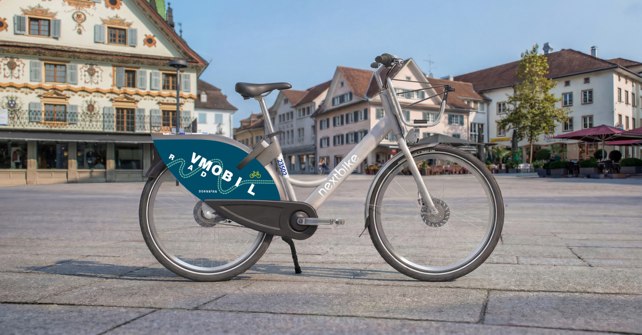 Ein VMOBIL Leihrad steht in Dornbirn am Marktplatz. (Fotomontage)