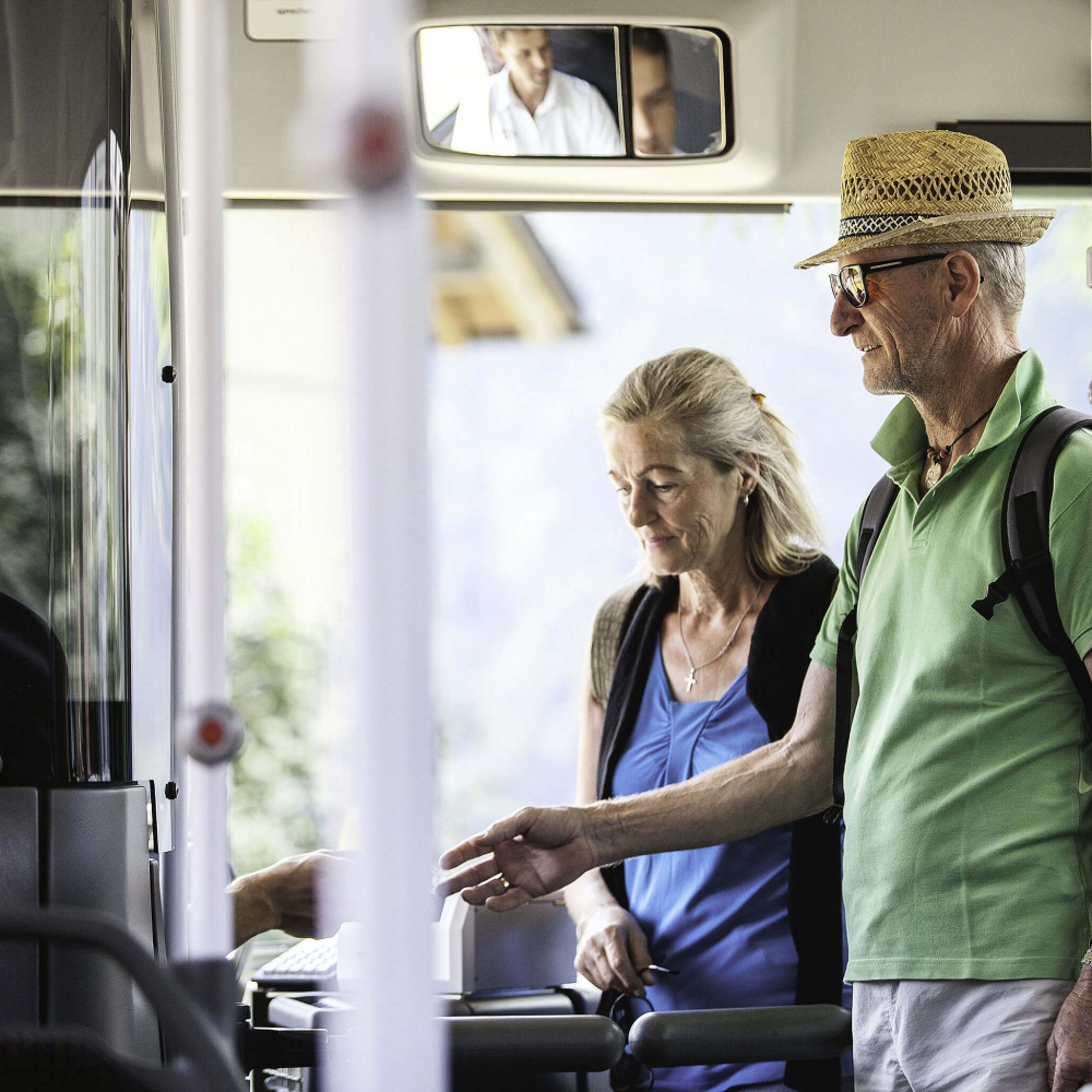 zwei Fahrgäste beim Einsteigen in den Bus