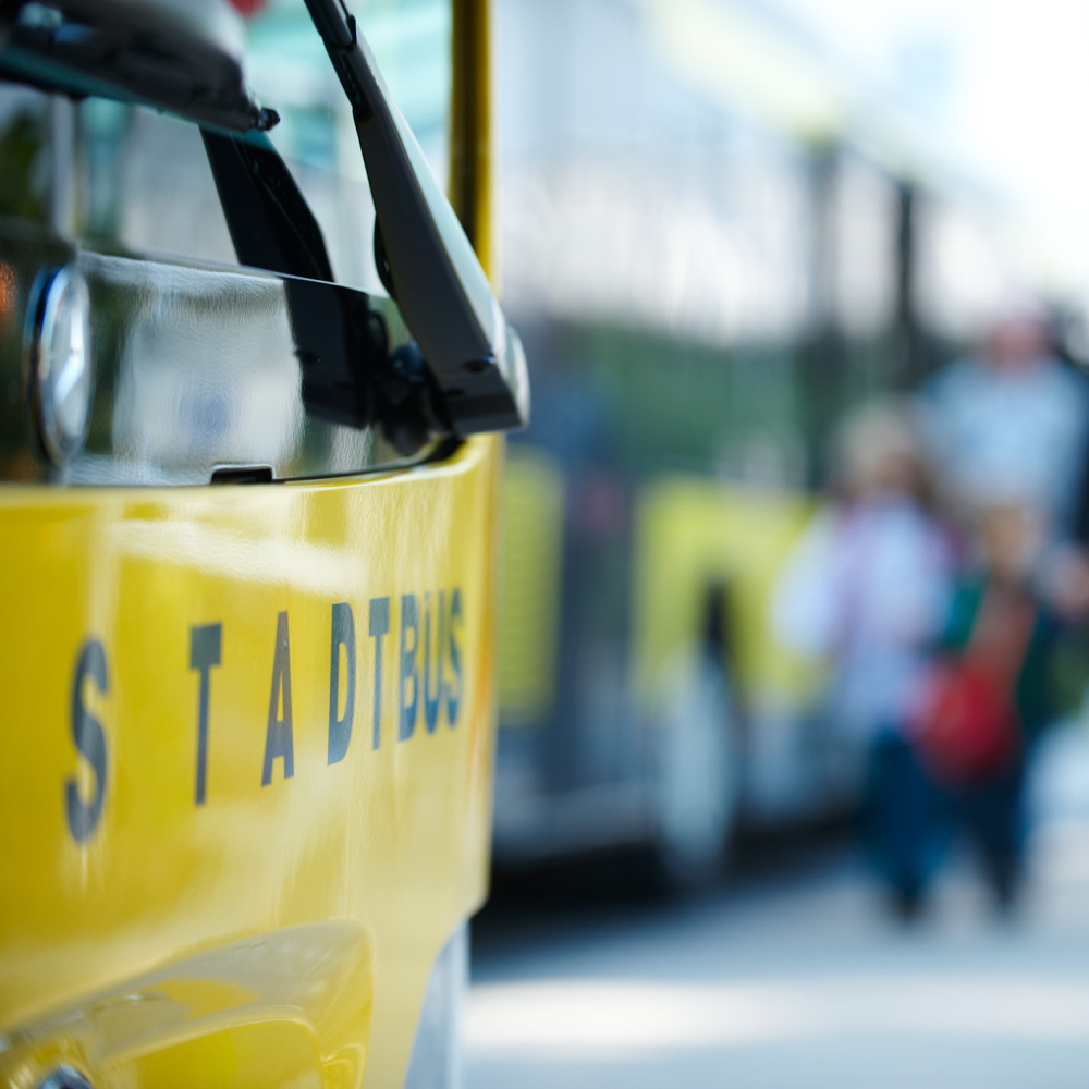 Stadtbus mit Fahrgästen 