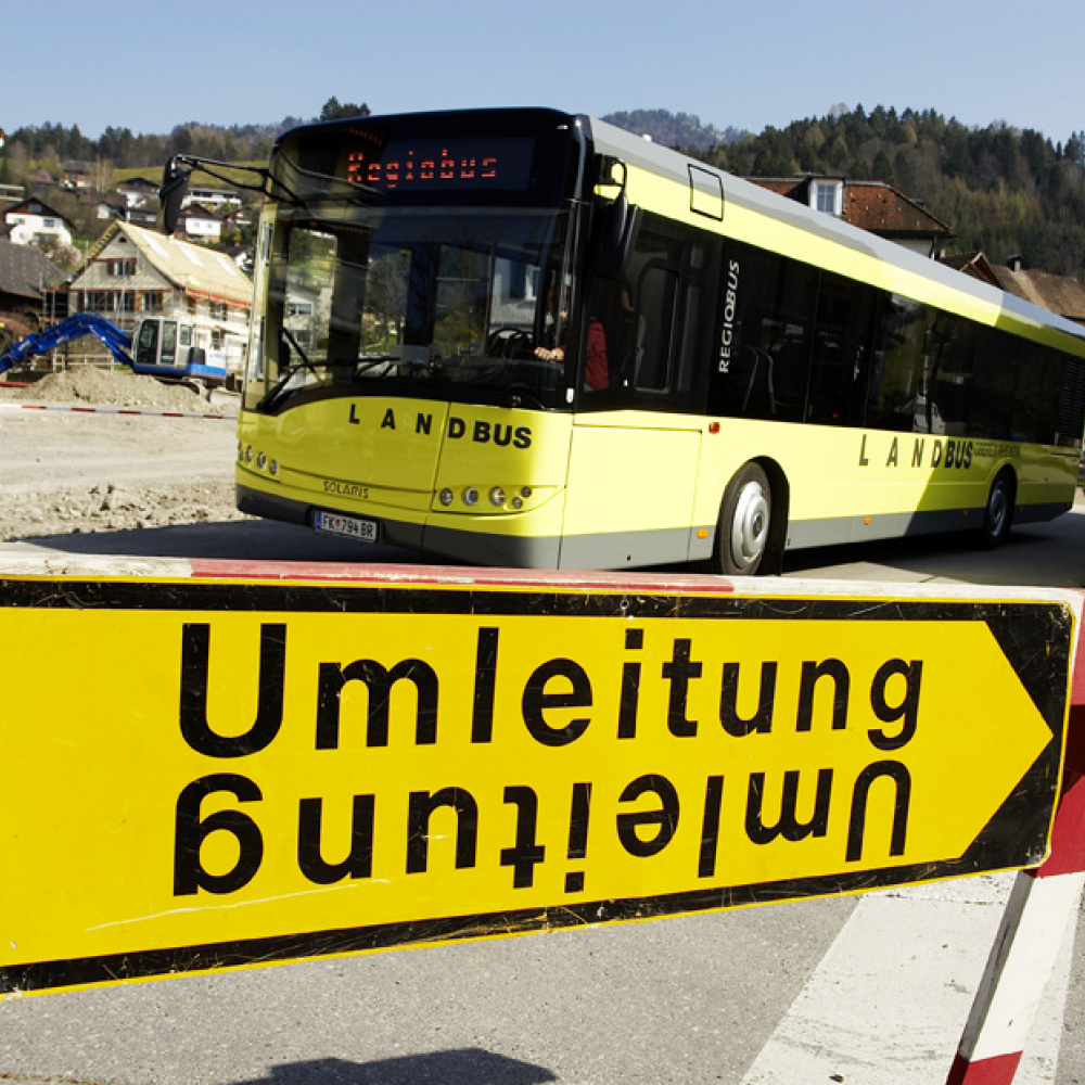 Umleitungsschild an einer Baustelle