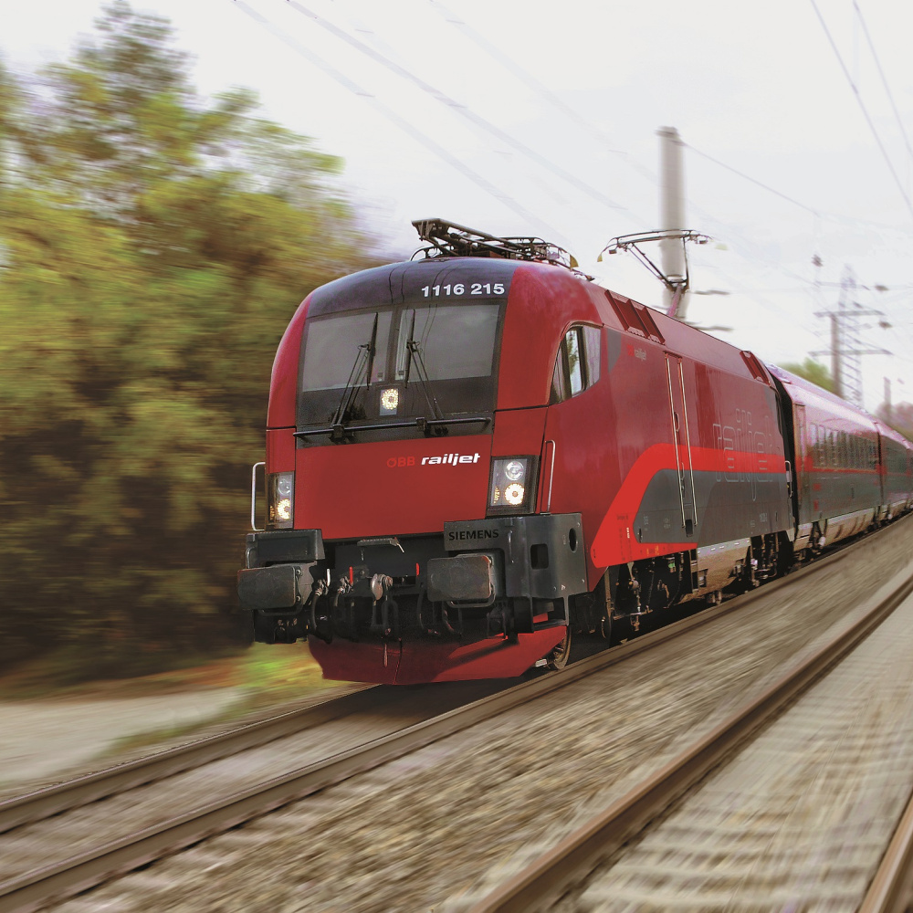Zug der ÖBB während der Fahrt