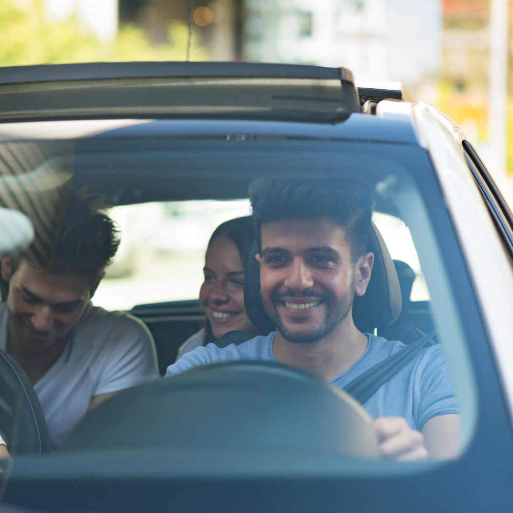 Jugendliche in einem Carsharing-Auto