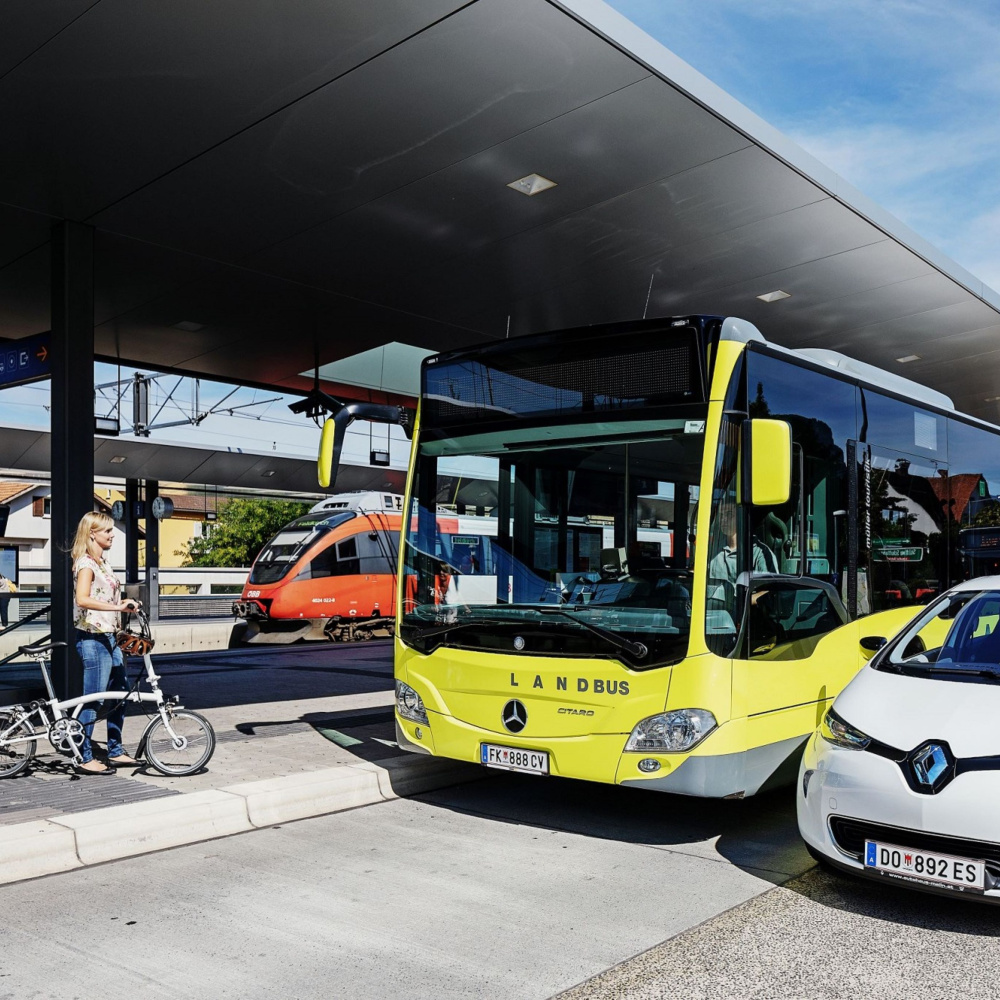 Zug, Bus und carsharing Auto am Bahnhof