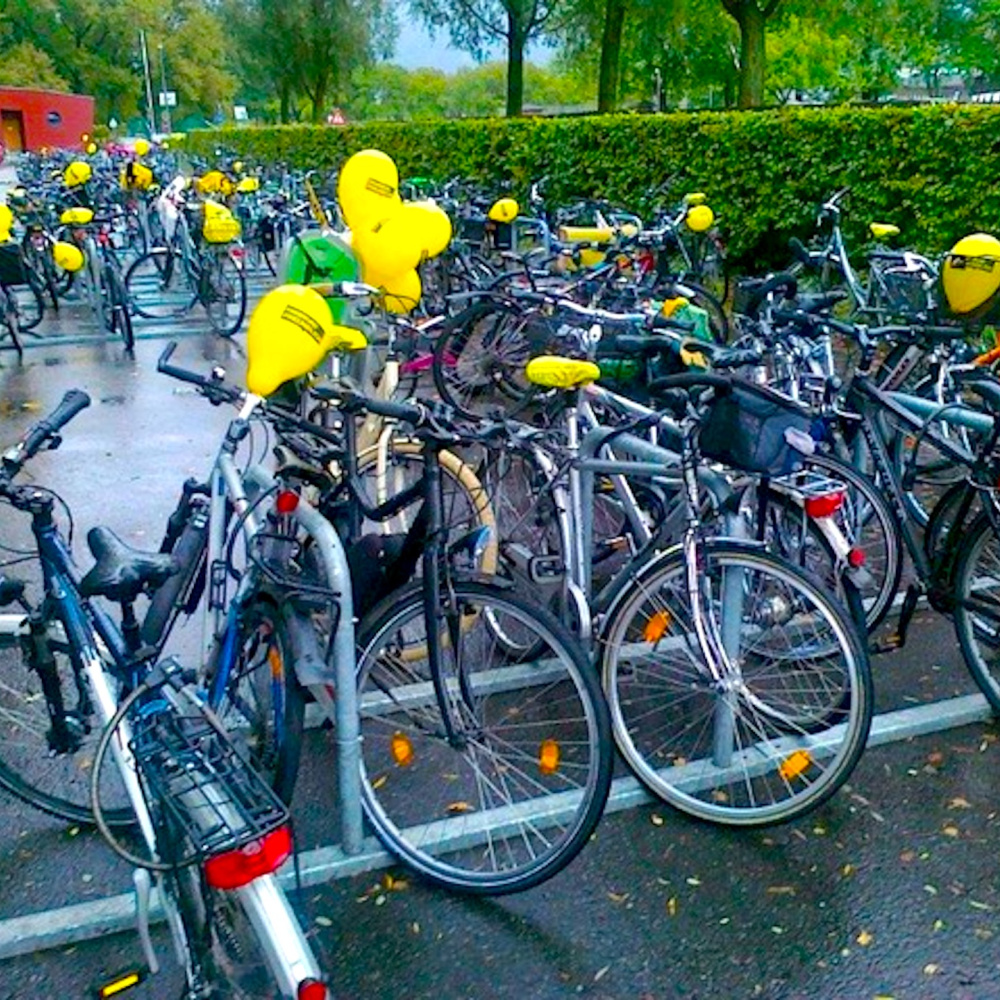 Fahrräder sind beim plan b-radpark abgestellt