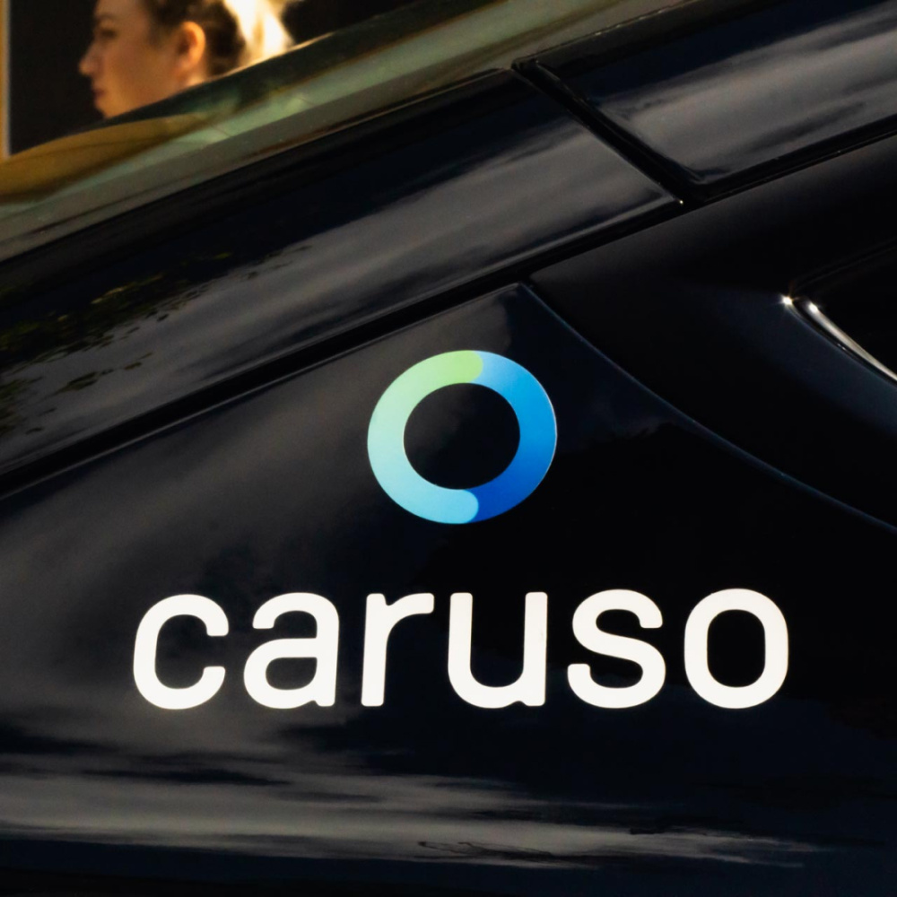 Logo von caruso carsharing auf Fahrzeug