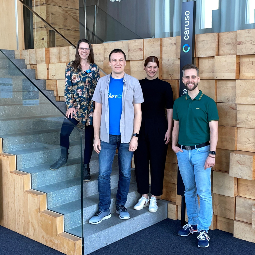 Gruppenfoto von Mitgliedern vom Verein pure und Mitarbeiterin caruso carsharing.