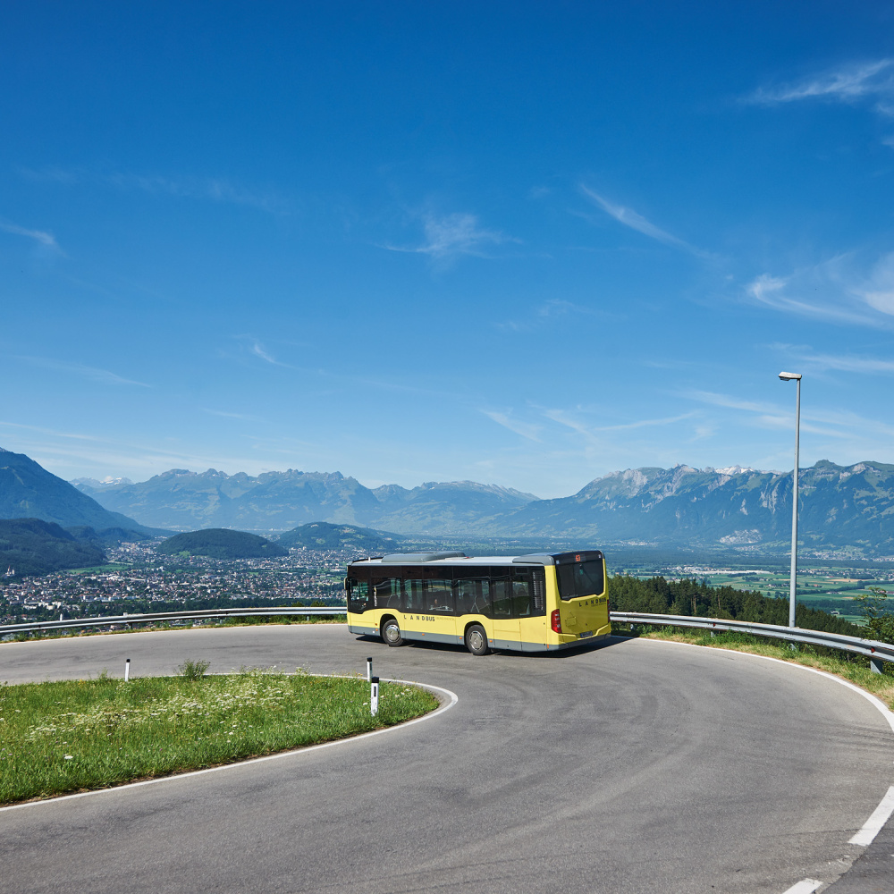 Bus fährt eine Bergstraße entlang