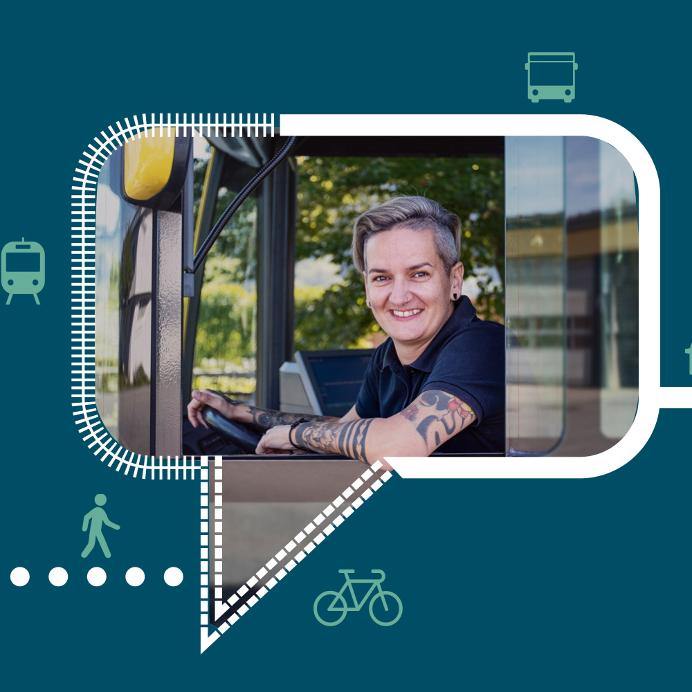 Busfahrerin lächelt in die Kamera