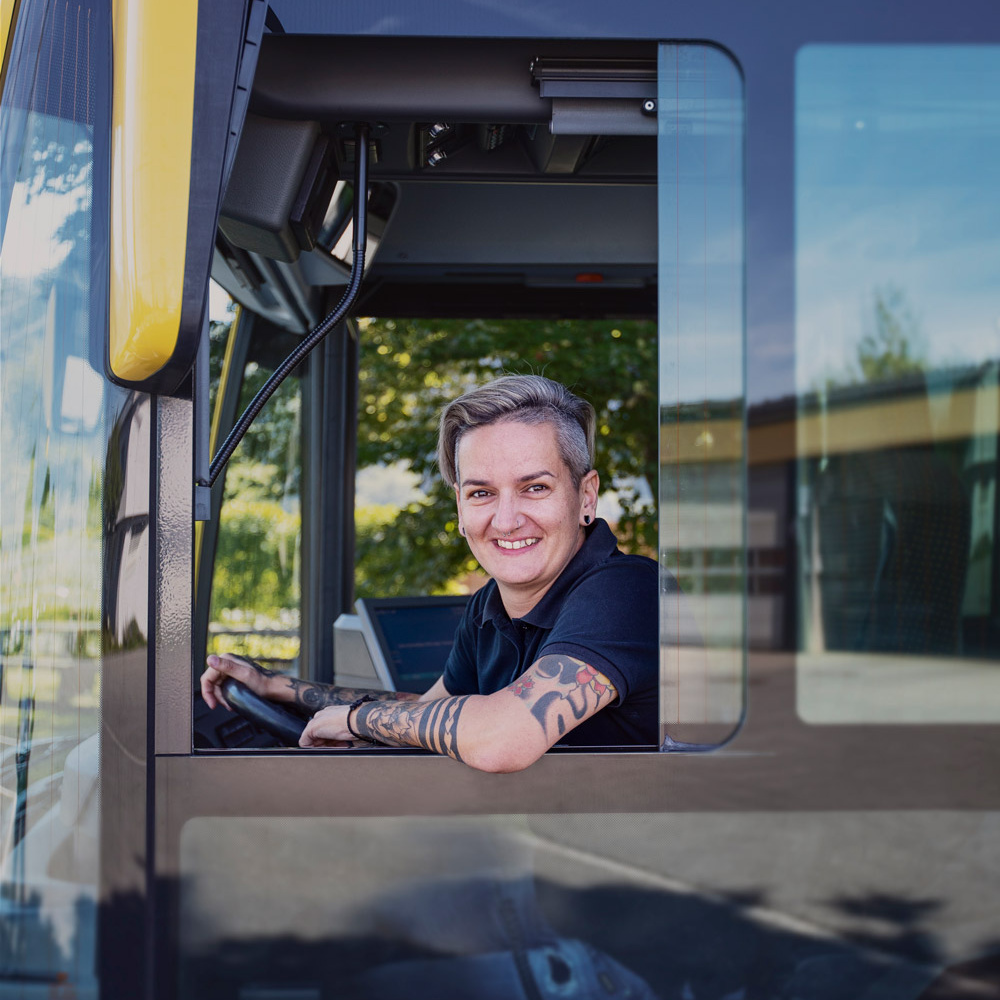 Busfahrerin lächelt in Kamera