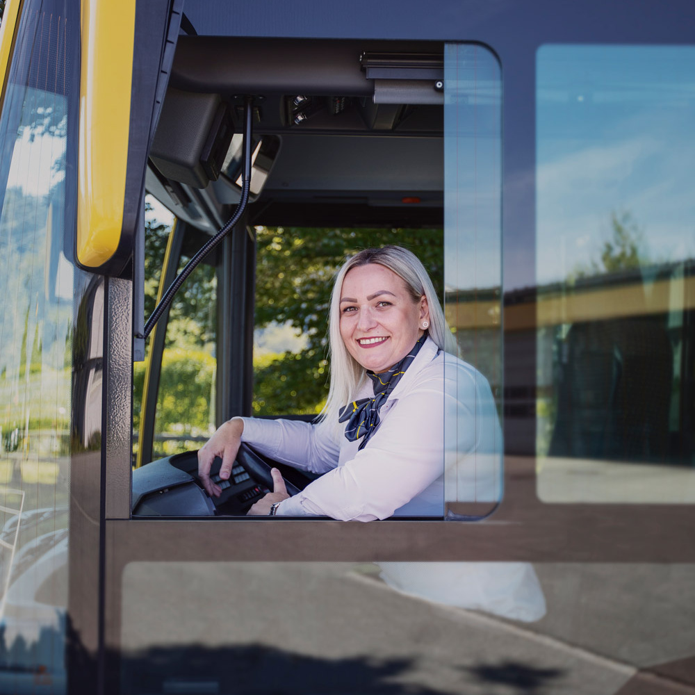 Busfahrerin lächelt in Kamera