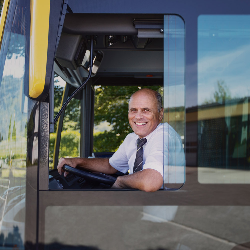 Busfahrer lächelt in Kamera