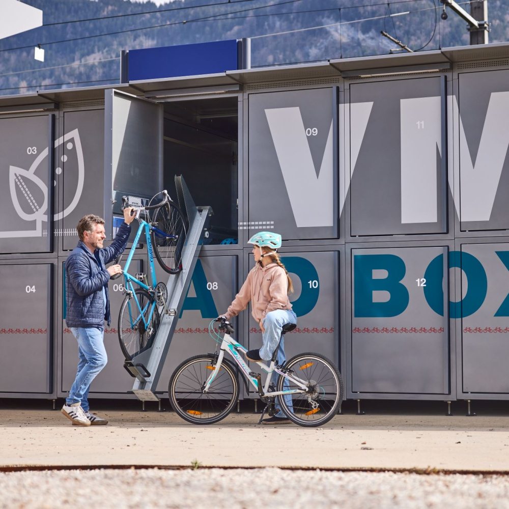 Vater und Tochter beim beladen einer Radbox