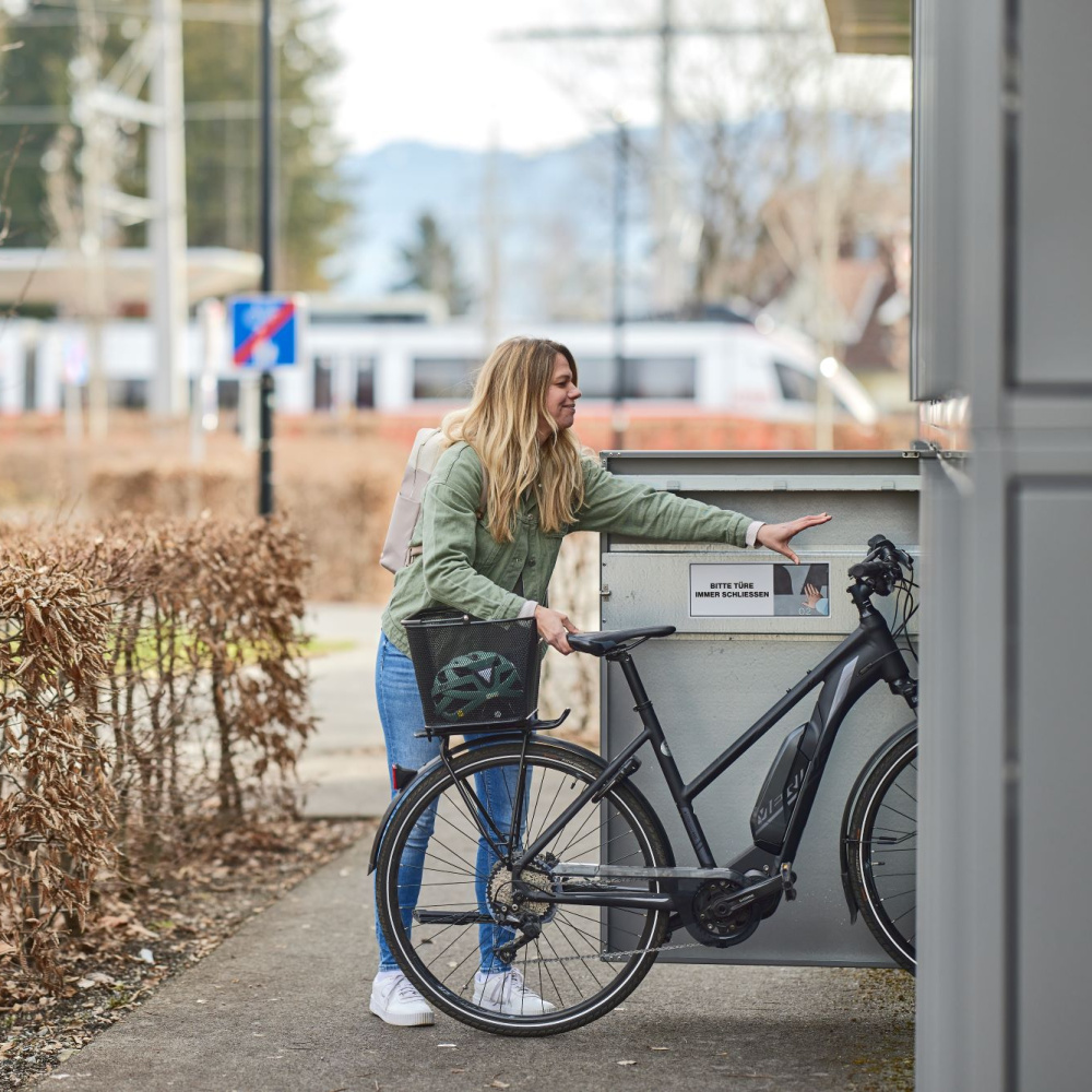 Frau beim Beladen der VMOBIL Radbox