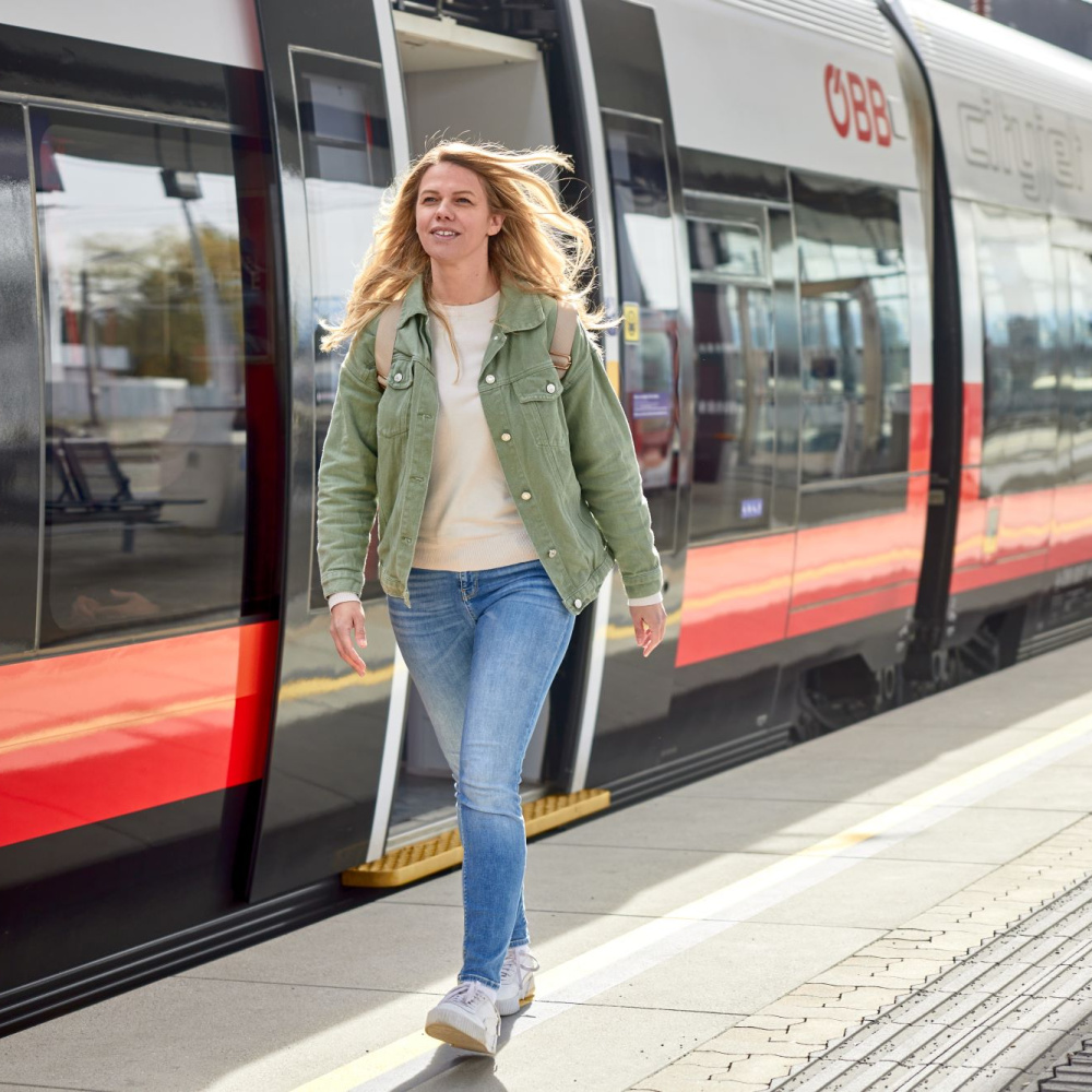 Frau am Bahnsteig