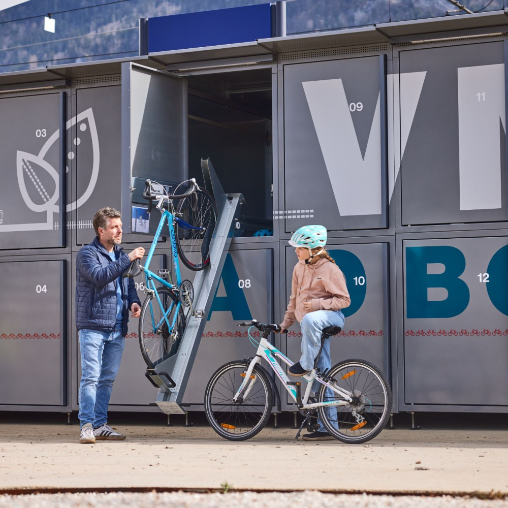 Mann beim Beladen der VMOBIL Radbox