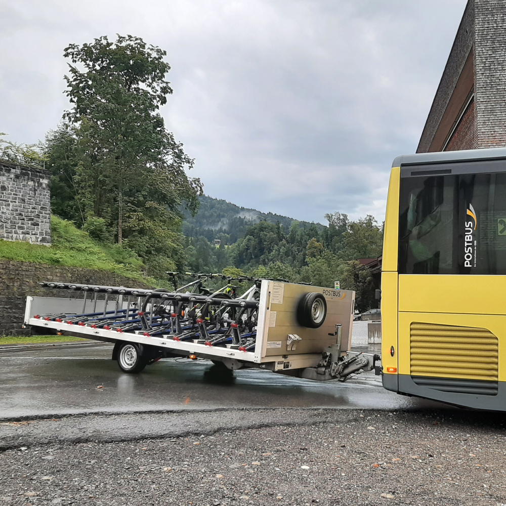 Der Fahrradanhänger in der Einfahrt zum Busbahnhof Egg