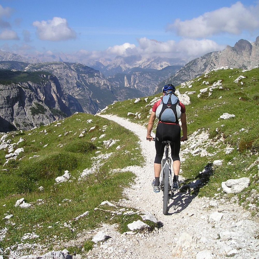 Mountainbiker auf Wanderweg im Hochgebirge