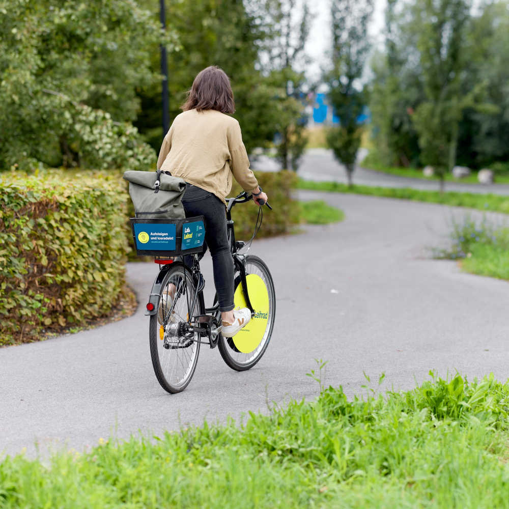 Radfahrerin auf einem Lab Leihrad
