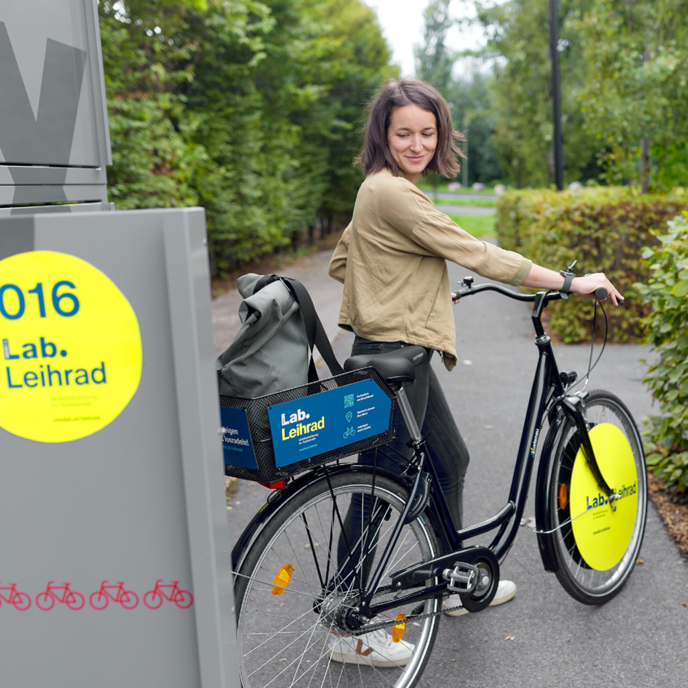 Frau mit Lab Leihrad von VMOBIL