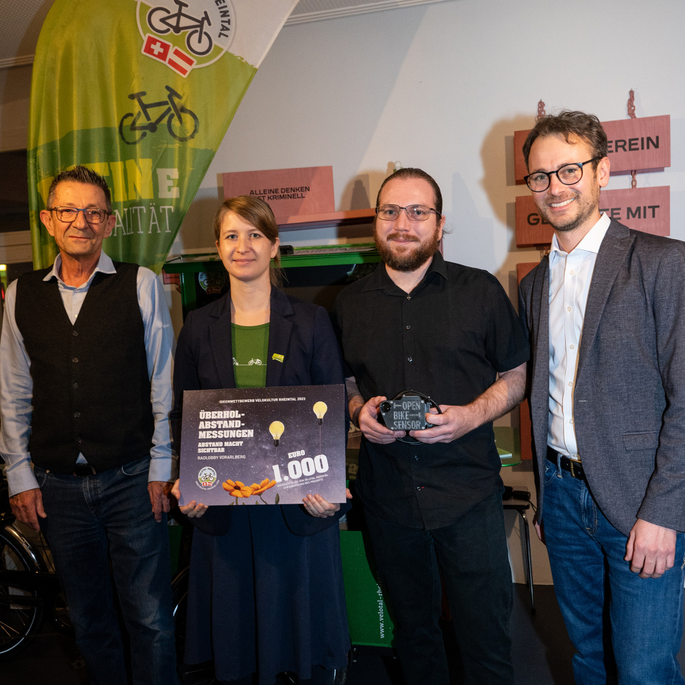 Landesrat Daniel Zadra und Agglopräsident Reto Friedauer mit zwei Gewinner:innen 