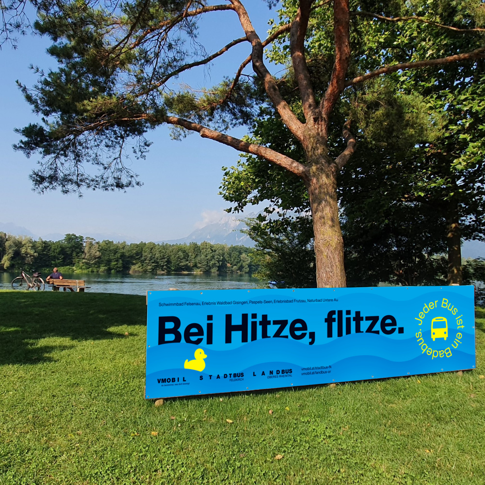 Paspels-Seen mit Transparent zum Badebus