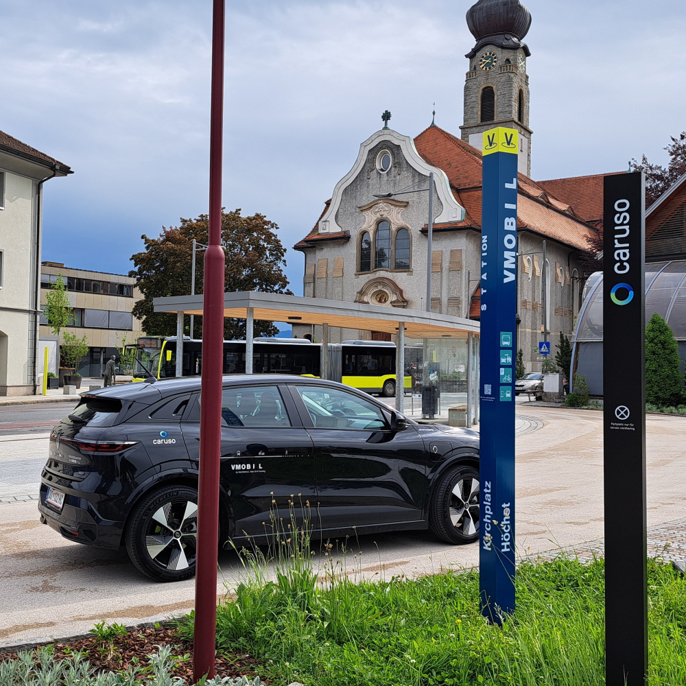 VMOBIL Station in Höchst am Kirchplatz mit caruso carsharing