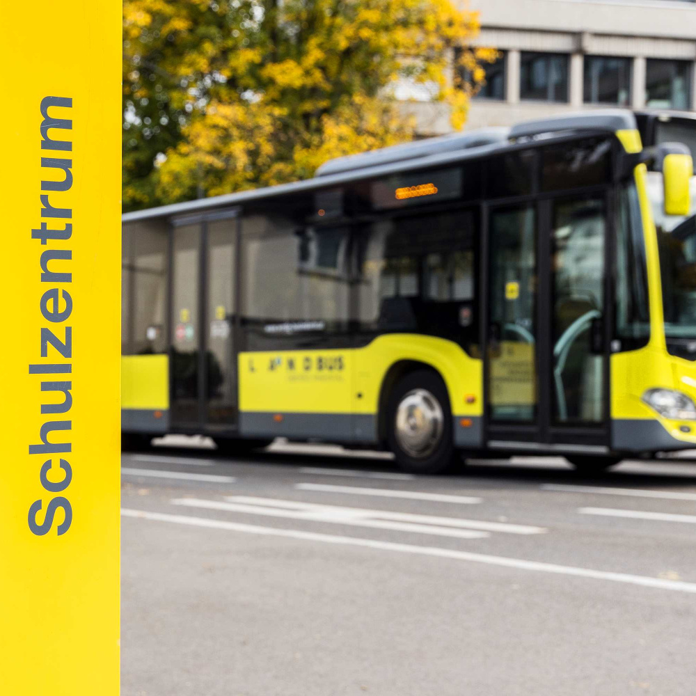 Schulbus an der Haltestelle Schulzentrum in Tisis