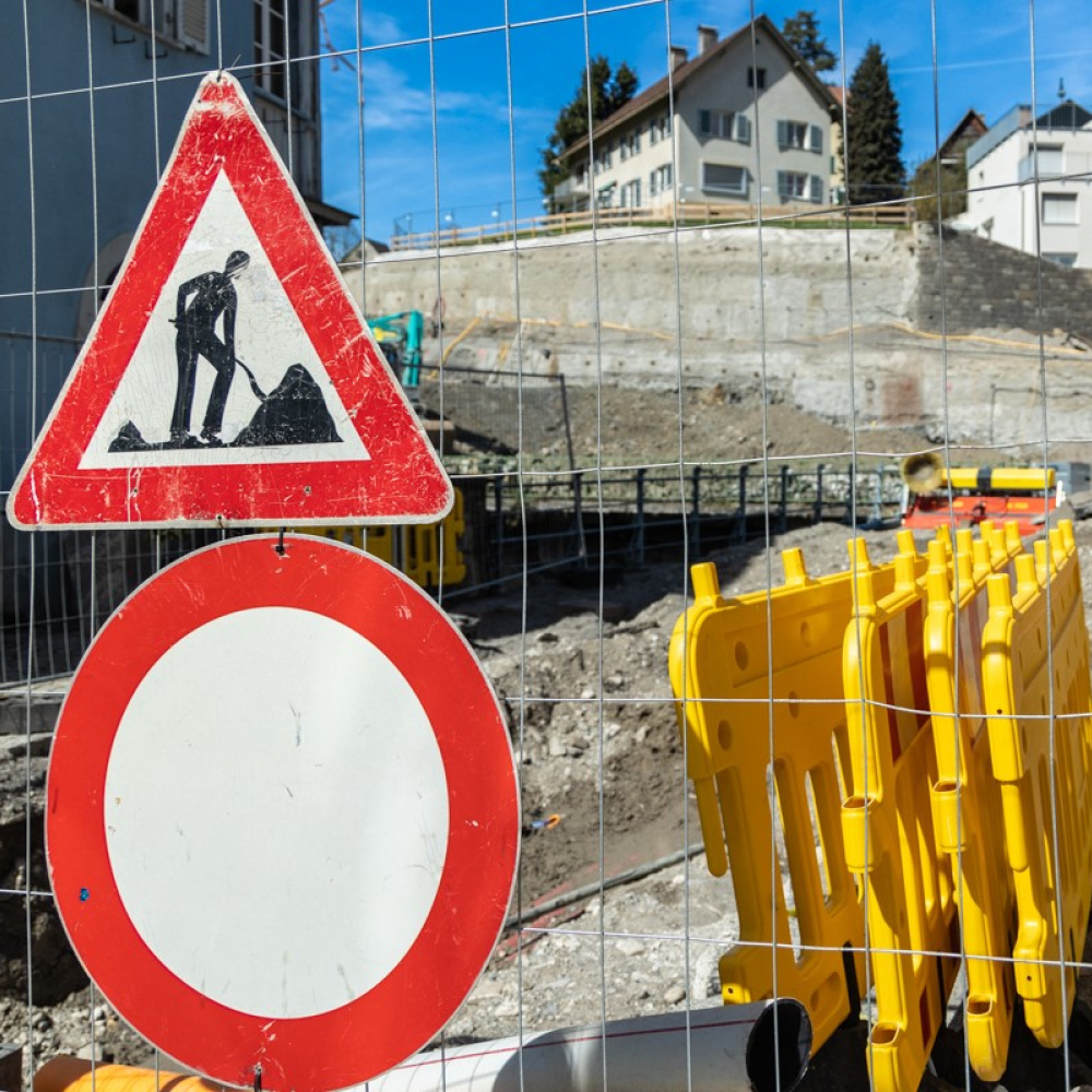 Baustelle mit Beschilderung eines Fahrverbots