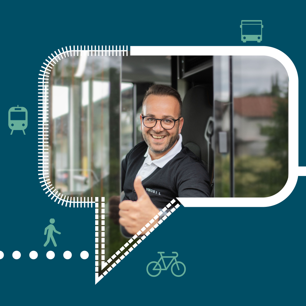 Busfahrer lächelt in die Kamera