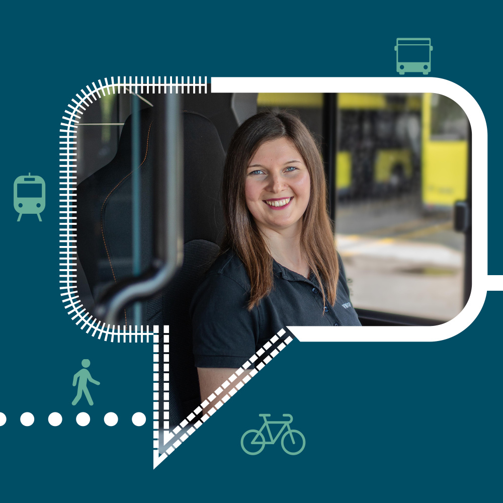 Busfahrerin lächelt in die Kamera