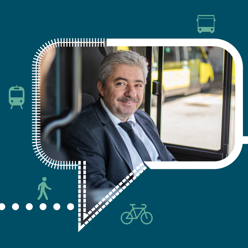 Busfahrer lächelt in die Kamera