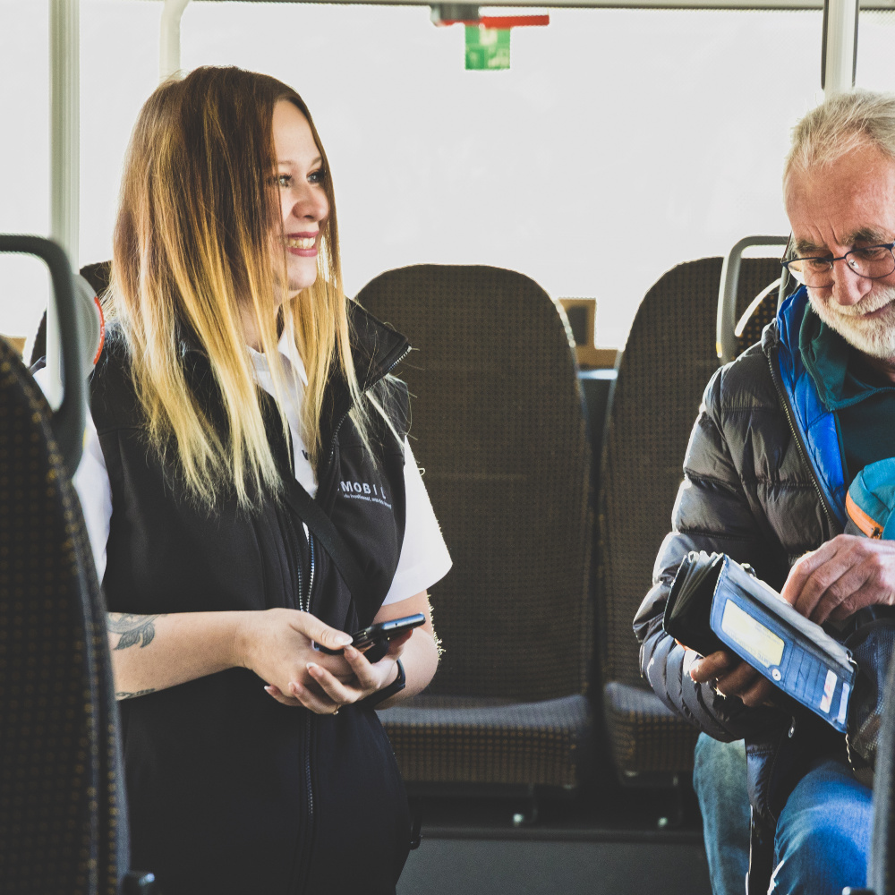 Mobilbegleiterin mit Fahrgast bei Fahrscheinkontrolle