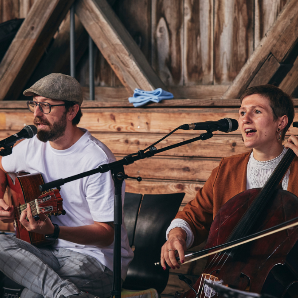 Zwei Musiker sorgen für musikalische Unterhaltung in der alten Senderbrücke