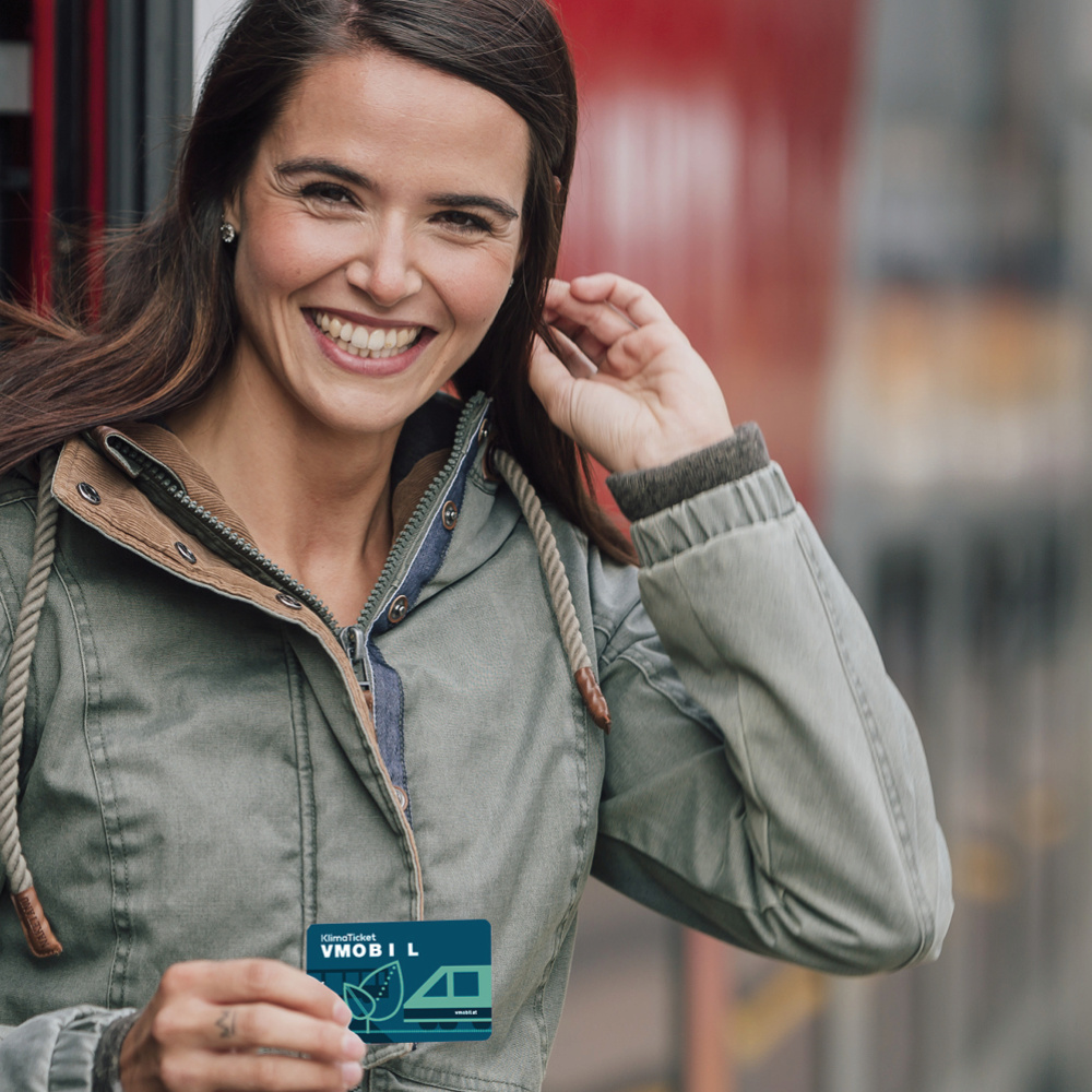 Frau mit Klimaticket VMOBIL