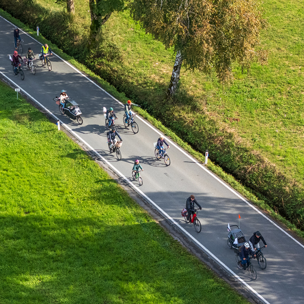 Radfahrer:innen auf den autofreien Straßen im Ried aus der Vogelperspektive