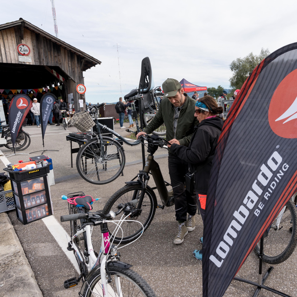 Vor der Senderbrücke haben Besucher:innen beim Rad-Ried-Tag ihre Fahrräder bei einem Fahrrad-Mechaniker checken lassen